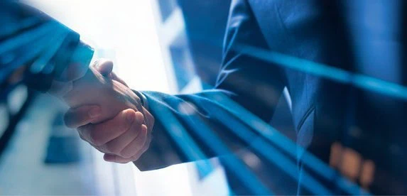 pessoas apertando a mão após terem negociado uma dívida